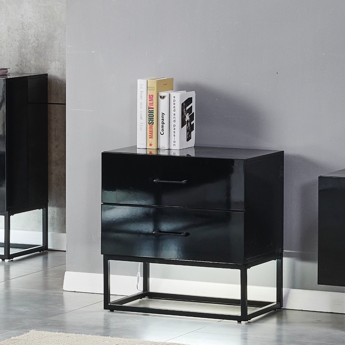 Chevet Alya bois laque pieds noir