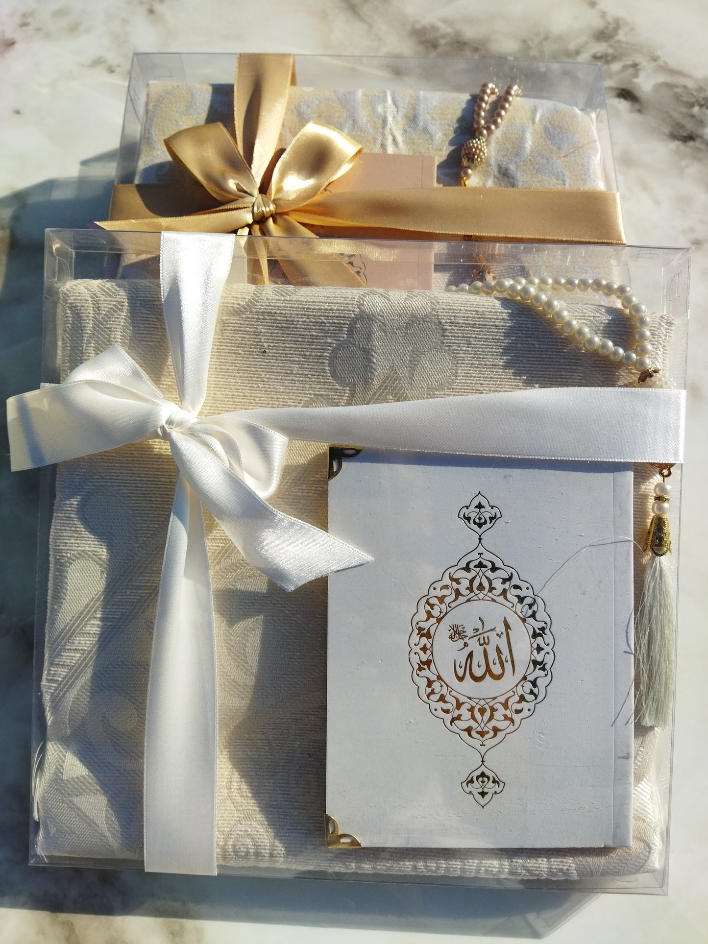 Coffrets Coran idéal à offrir dans des occasions comme le Ramadan. Coffret composé du saint Coran, de tapis de prière ( sejadda ), de foulard ( hijab ), et de Tasbih ( chapelet ). Religion Islam. Couleurs disponibles : blanc, rose, bleu, rouge, vert, noir... Livraison express à prix réduit.