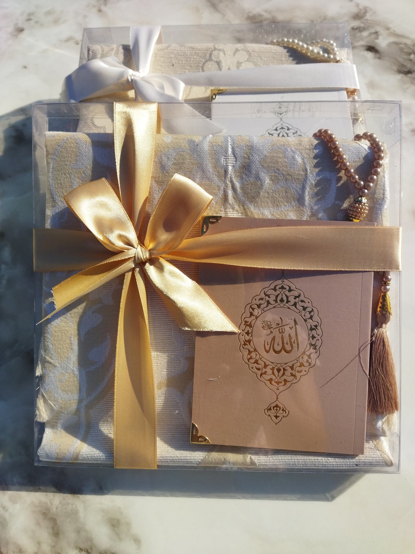 Coffrets Coran idéal à offrir dans des occasions comme le Ramadan. Coffret composé du saint Coran, de tapis de prière ( sejadda ), de foulard ( hijab ), et de Tasbih ( chapelet ). Religion Islam. Couleurs disponibles : blanc, rose, bleu, rouge, vert, noir... Livraison express à prix réduit.
