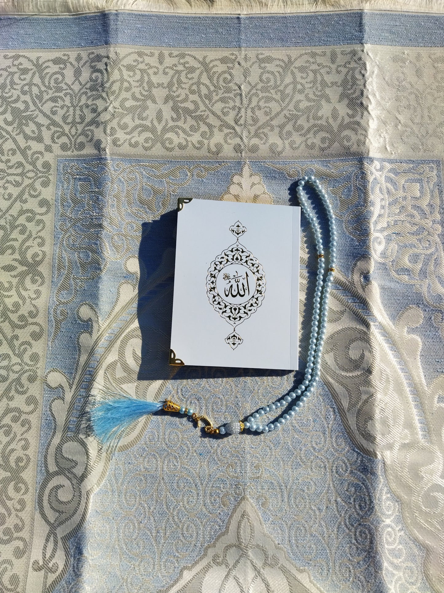 Coffrets Coran idéal à offrir dans des occasions comme le Ramadan. Coffret composé du saint Coran, de tapis de prière ( sejadda ), de foulard ( hijab ), et de Tasbih ( chapelet ). Religion Islam. Couleurs disponibles : blanc, rose, bleu, rouge, vert, noir... Livraison express à prix réduit.