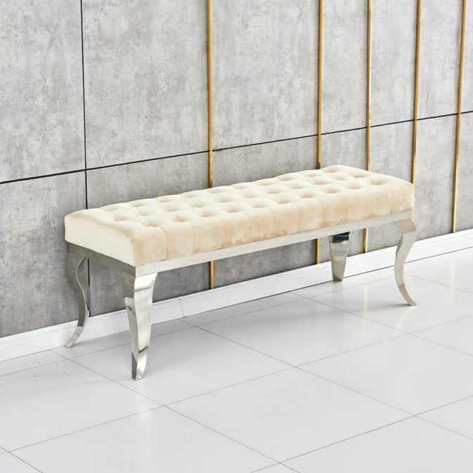 Banquette capitonnée style baroque avec assise en velours beige et cadre et pieds couleur argent. Disponible chez ARBA Home à Bordeaux Lartesne