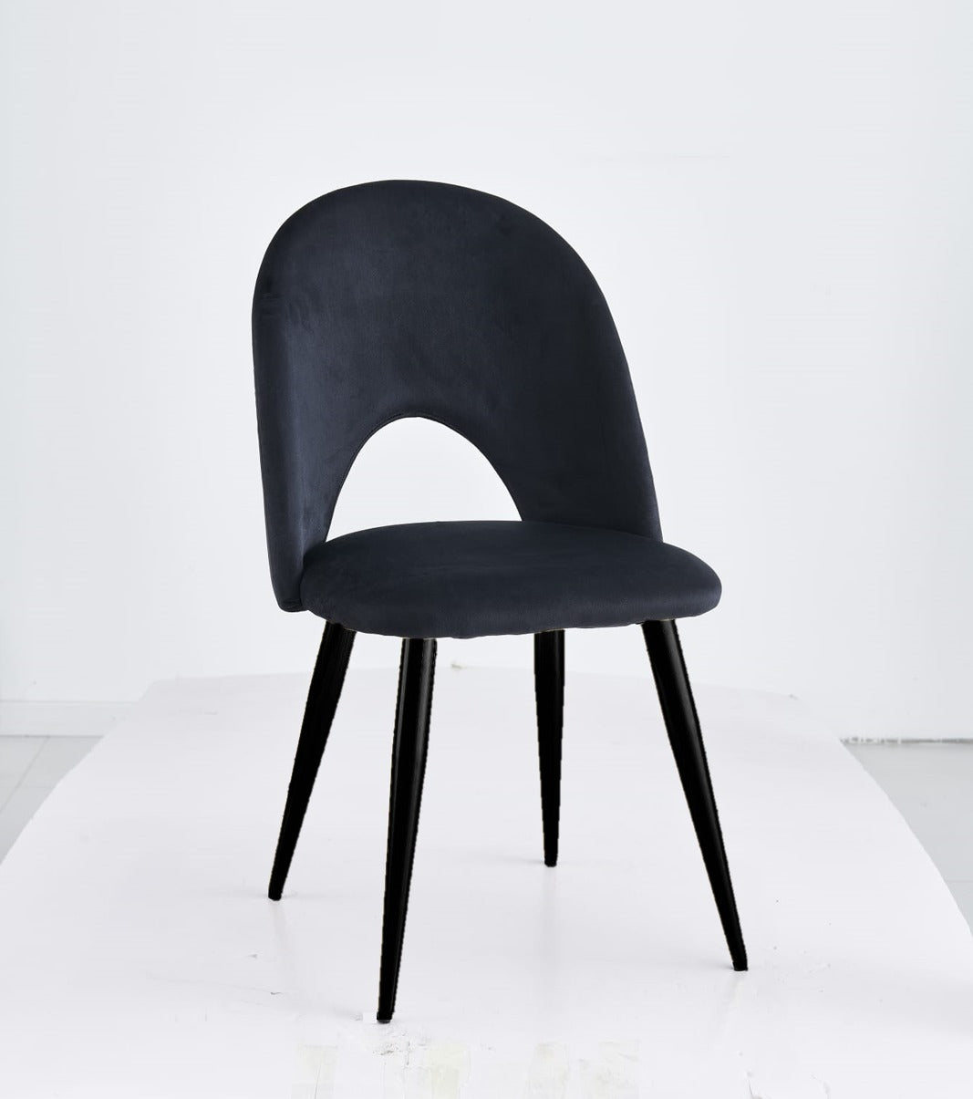 Chaise Amélia velours noir pied doré