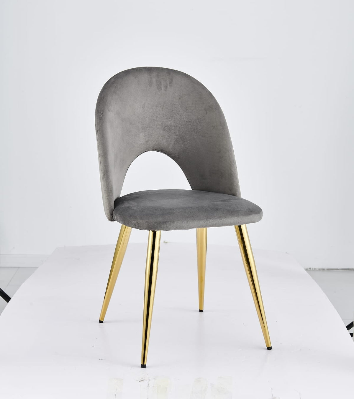 Chaise Amélia velours taupe pied noir