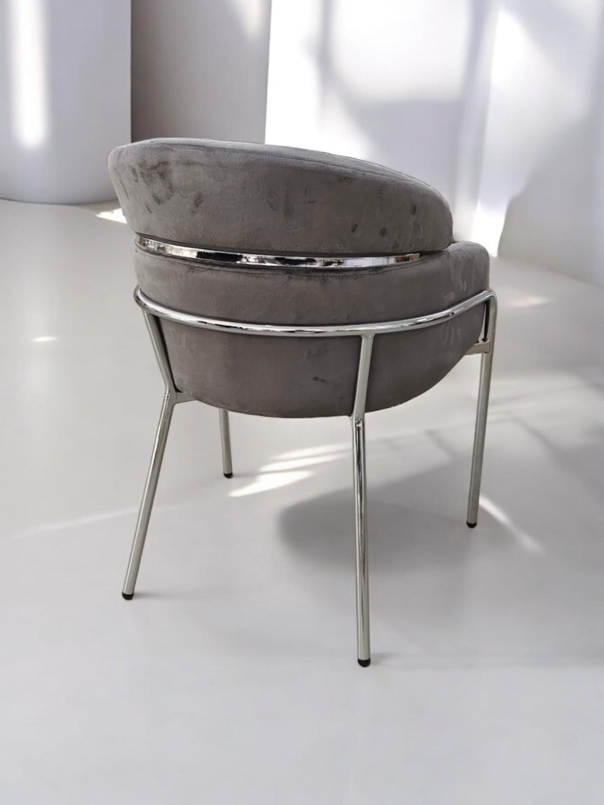 Chaise Emily velours noir doré