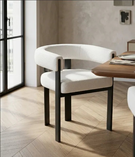 Chaise Vaiana pieds métal Noir Assise Velours beige avec pieds métal noirs