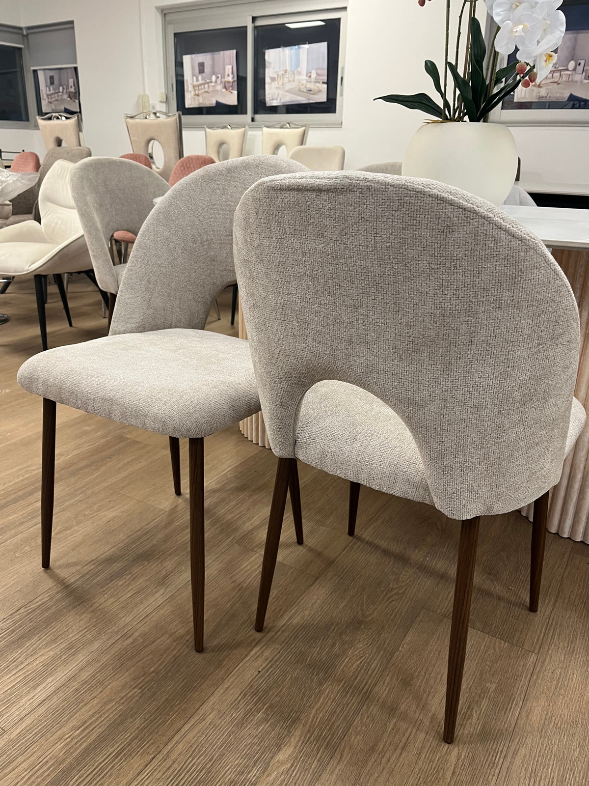 Chaise Teddy pieds Noyer Assise Glace marron avec pieds effet noyer