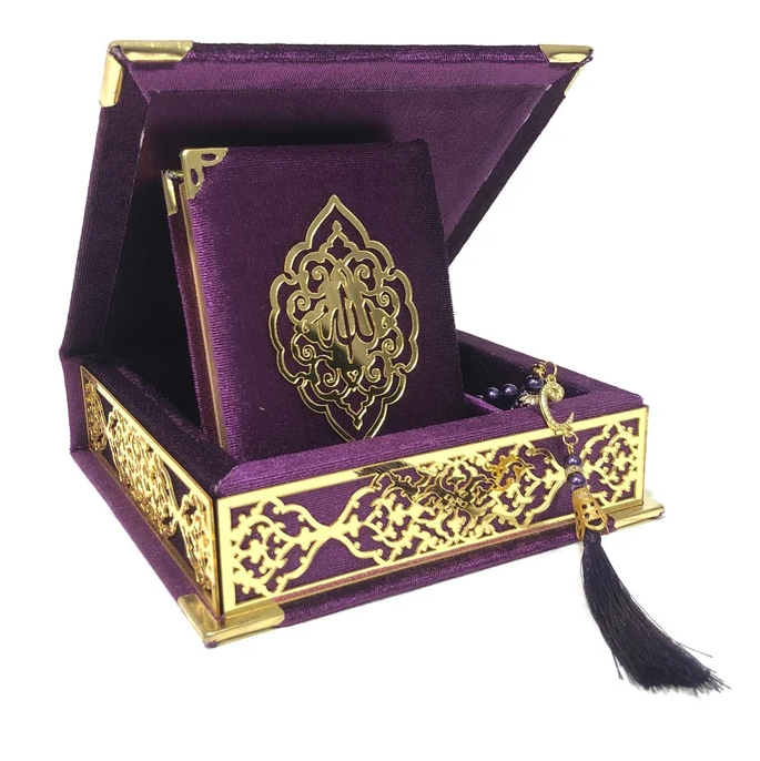 Idée cadeau Aid Eid. Coffrets Coran idéal à offrir dans des occasions comme le Ramadan. Coffret composé du saint Coran, de tapis de prière ( sejadda ), de foulard ( hijab ), et de Tasbih ( chapelet ). Religion Islam. Couleurs disponibles : blanc, rose, bleu, rouge, vert, noir... Livraison express à prix réduit.