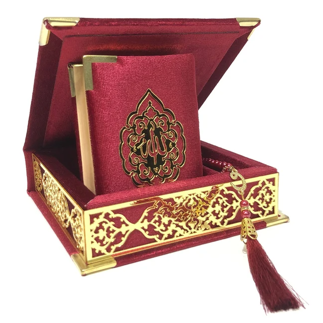 Idée cadeau Aid Eid. Coffrets Coran idéal à offrir dans des occasions comme le Ramadan. Coffret composé du saint Coran, de tapis de prière ( sejadda ), de foulard ( hijab ), et de Tasbih ( chapelet ). Religion Islam. Couleurs disponibles : blanc, rose, bleu, rouge, vert, noir... Livraison express à prix réduit.