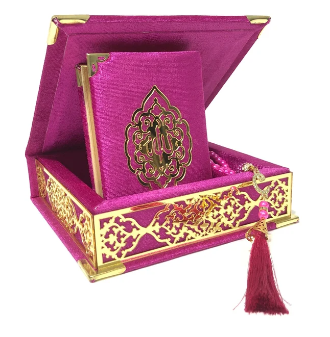 Idée cadeau Aid Eid. Coffrets Coran idéal à offrir dans des occasions comme le Ramadan. Coffret composé du saint Coran, de tapis de prière ( sejadda ), de foulard ( hijab ), et de Tasbih ( chapelet ). Religion Islam. Couleurs disponibles : blanc, rose, bleu, rouge, vert, noir... Livraison express à prix réduit.