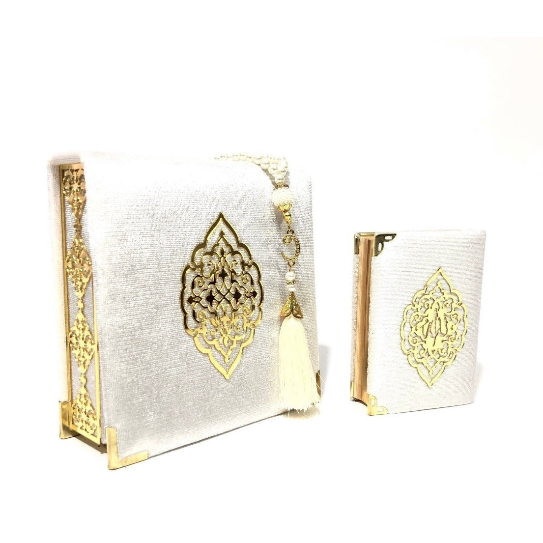 Idée cadeau Aid Eid. Coffrets Coran idéal à offrir dans des occasions comme le Ramadan. Coffret composé du saint Coran, de tapis de prière ( sejadda ), de foulard ( hijab ), et de Tasbih ( chapelet ). Religion Islam. Couleurs disponibles : blanc, rose, bleu, rouge, vert, noir... Livraison express à prix réduit.