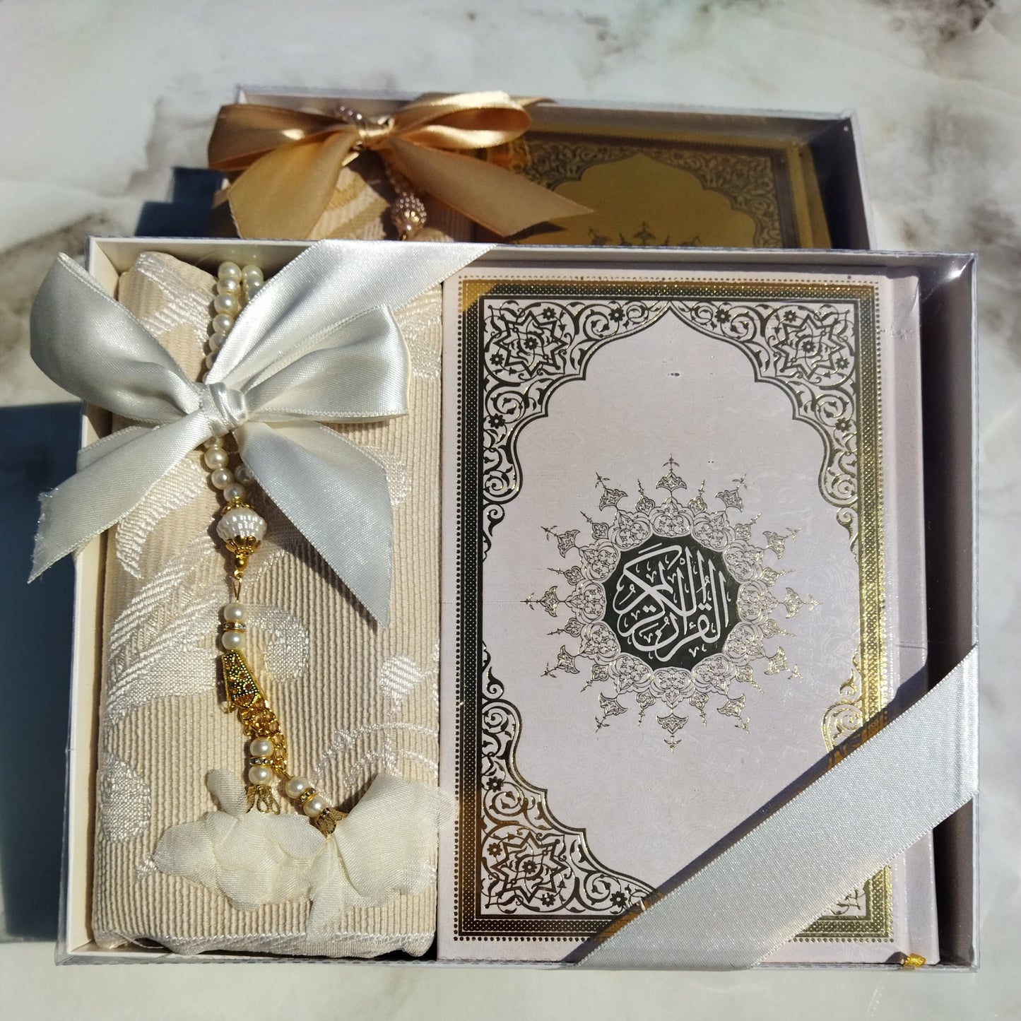 Idée cadeau Aid Eid. Coffrets Coran idéal à offrir dans des occasions comme le Ramadan. Coffret composé du saint Coran, de tapis de prière ( sejadda ), de foulard ( hijab ), et de Tasbih ( chapelet ). Religion Islam. Couleurs disponibles : blanc, rose, bleu, rouge, vert, noir... Livraison express à prix réduit.