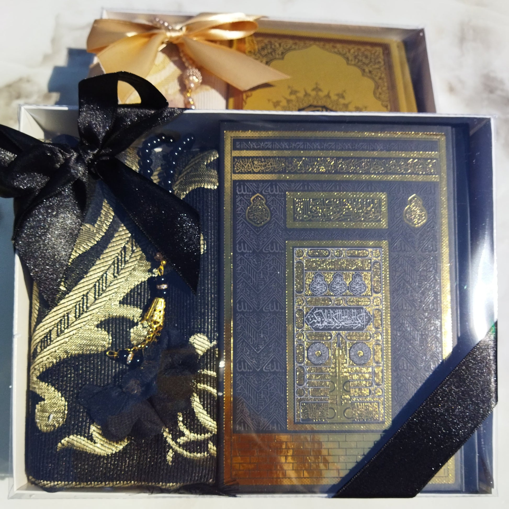 Idée cadeau Aid Eid. Coffrets Coran idéal à offrir dans des occasions comme le Ramadan. Coffret composé du saint Coran, de tapis de prière ( sejadda ), de foulard ( hijab ), et de Tasbih ( chapelet ). Religion Islam. Couleurs disponibles : blanc, rose, bleu, rouge, vert, noir... Livraison express à prix réduit.