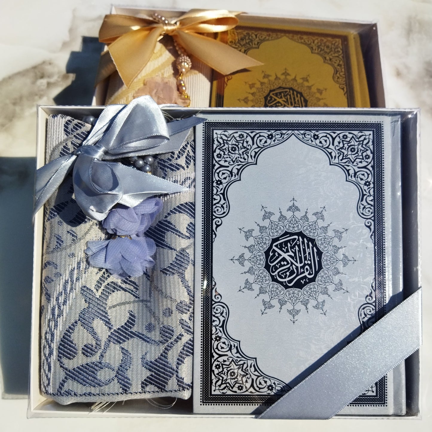 Idée cadeau Aid Eid. Coffrets Coran idéal à offrir dans des occasions comme le Ramadan. Coffret composé du saint Coran, de tapis de prière ( sejadda ), de foulard ( hijab ), et de Tasbih ( chapelet ). Religion Islam. Couleurs disponibles : blanc, rose, bleu, rouge, vert, noir... Livraison express à prix réduit.