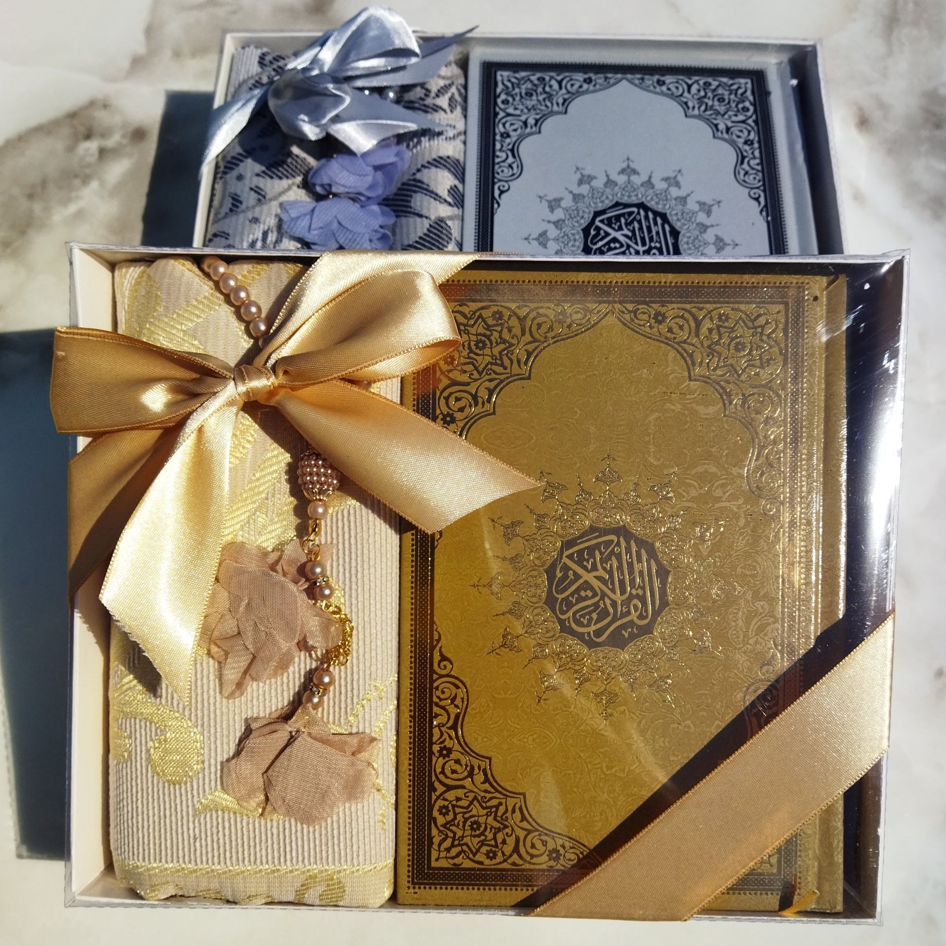 Idée cadeau Aid Eid. Coffrets Coran idéal à offrir dans des occasions comme le Ramadan. Coffret composé du saint Coran, de tapis de prière ( sejadda ), de foulard ( hijab ), et de Tasbih ( chapelet ). Religion Islam. Couleurs disponibles : blanc, rose, bleu, rouge, vert, noir... Livraison express à prix réduit.