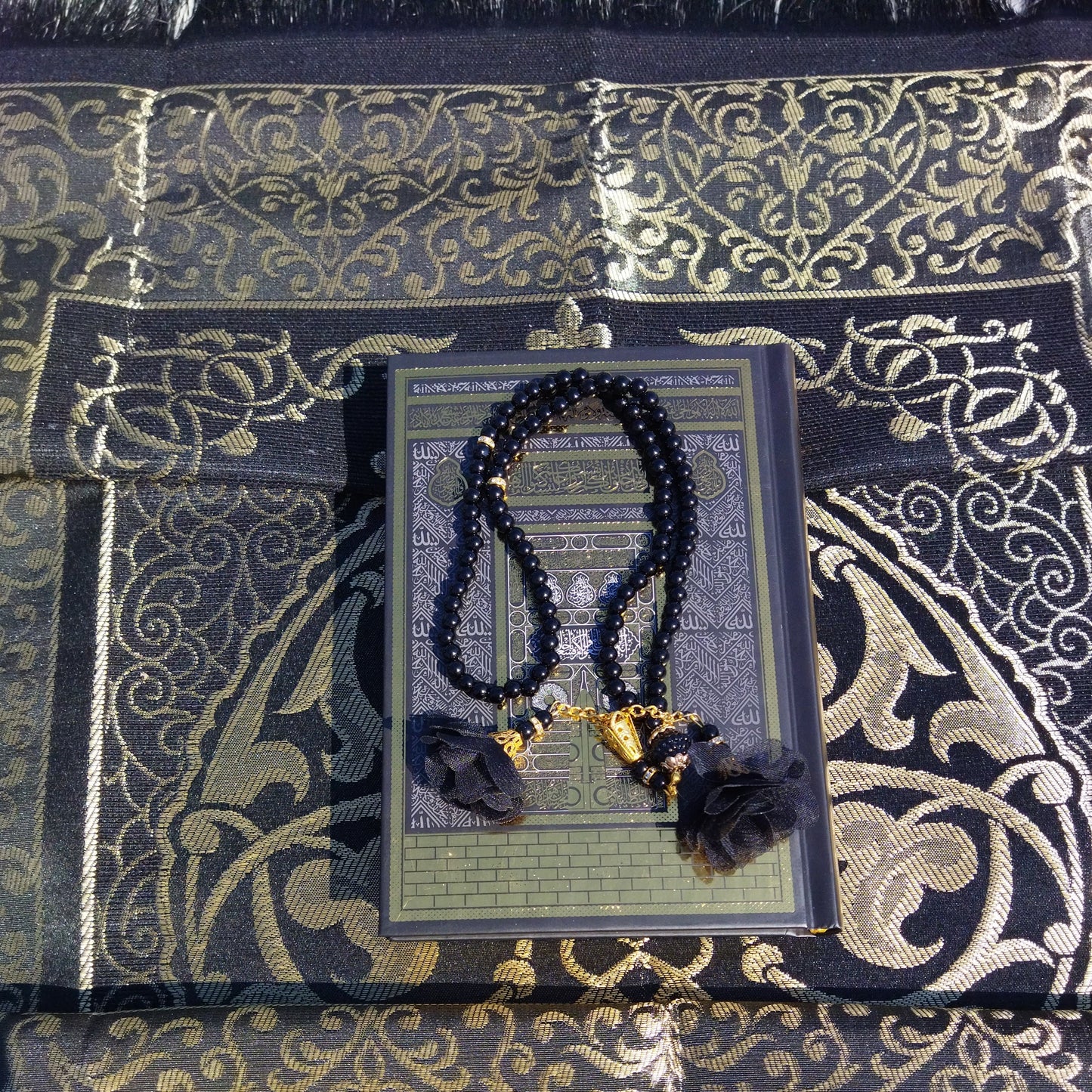 Idée cadeau Aid Eid. Coffrets Coran idéal à offrir dans des occasions comme le Ramadan. Coffret composé du saint Coran, de tapis de prière ( sejadda ), de foulard ( hijab ), et de Tasbih ( chapelet ). Religion Islam. Couleurs disponibles : blanc, rose, bleu, rouge, vert, noir... Livraison express à prix réduit.