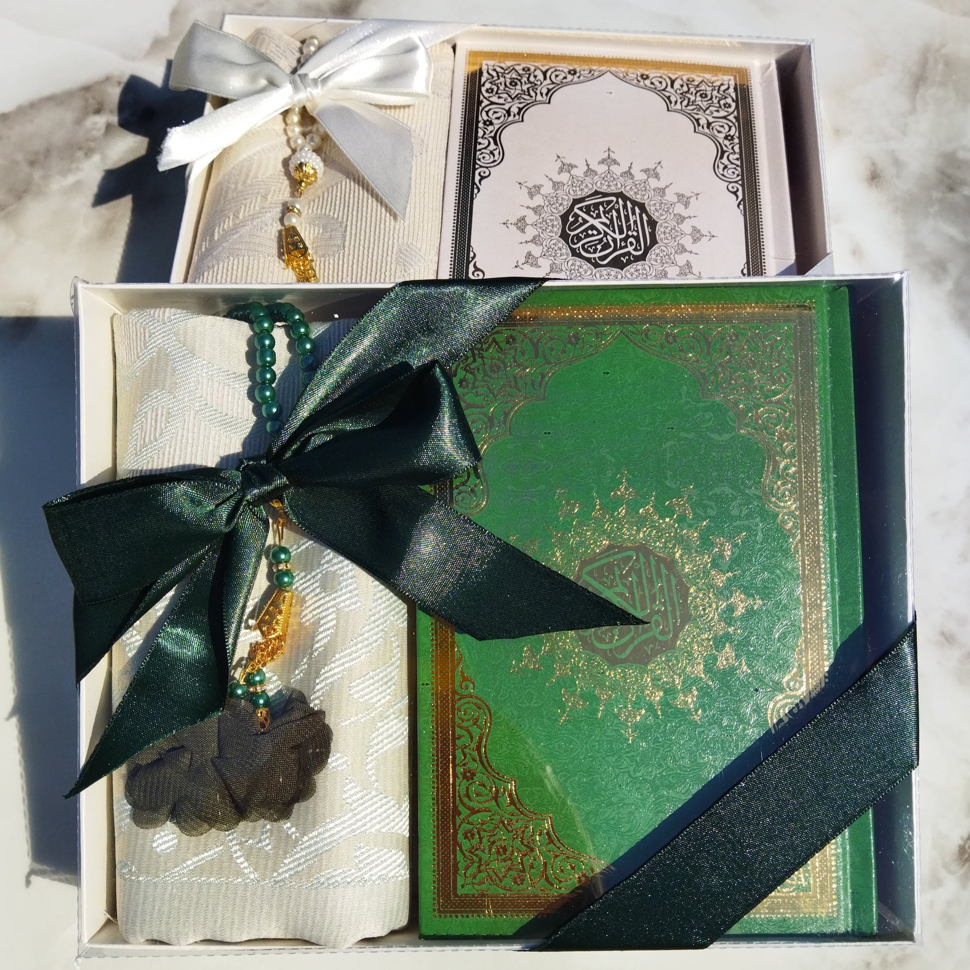 Idée cadeau Aid Eid. Coffrets Coran idéal à offrir dans des occasions comme le Ramadan. Coffret composé du saint Coran, de tapis de prière ( sejadda ), de foulard ( hijab ), et de Tasbih ( chapelet ). Religion Islam. Couleurs disponibles : blanc, rose, bleu, rouge, vert, noir... Livraison express à prix réduit.